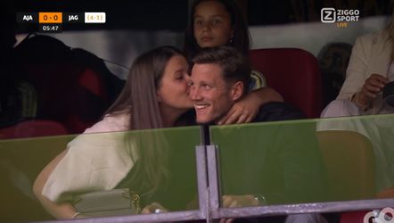 Verlegen Wout Weghorst massaal toegezongen, kersverse Ajax-winst krijgt dikke zoen van z'n vrouw