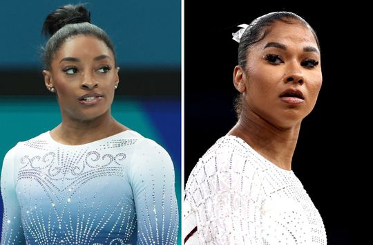 Turnfenomeen Simone Biles mengt zich vol ongeloof in rel om olympische medaille: 'Dit is nog nooit gebeurd'