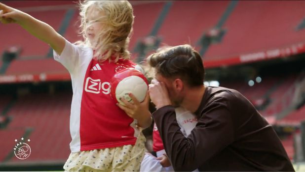 Wout Weghorst huilt bij presentatie Ajax, z'n kinderen stelen de show: 'Dan komt het wel even binnen'