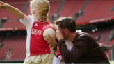 Wout Weghorst huilt bij presentatie Ajax, z'n kinderen stelen de show: 'Dan komt het wel even binnen'