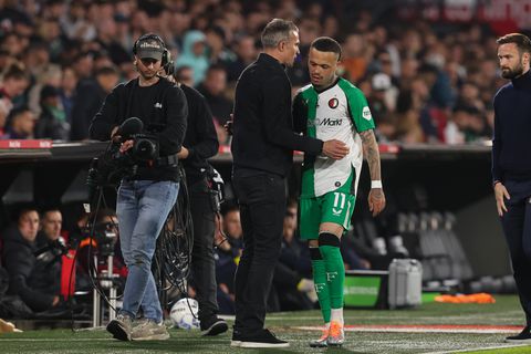 Feyenoord-trainer Robin van Persie reageert op kritiek Quilindschy Hartman: 'Een speler die veel aandacht vraagt'