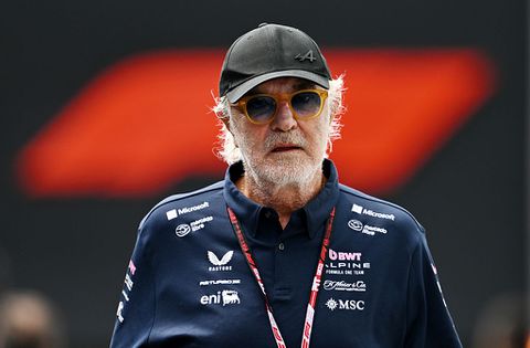 Excentrieke Formule 1-adviseur (75) wisselt stuk jongere studente in voor schaars geklede vrouwen