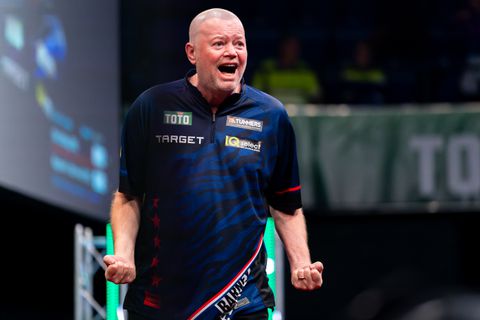 Raymond van Barneveld wint bijzonder affiche met jonger broertje (21) van topdarter
