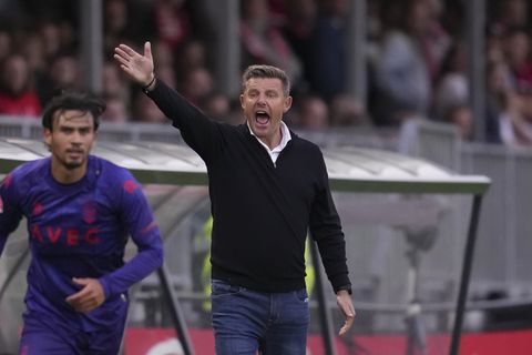 Trainer in Eerste Divisie breekt interview plots af: 'Ik moet volgens mij die kant op'