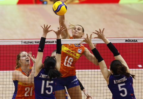 Nederlandse volleybalvrouwen elimineren regerend wereldkampioen bij grote stunt op WK