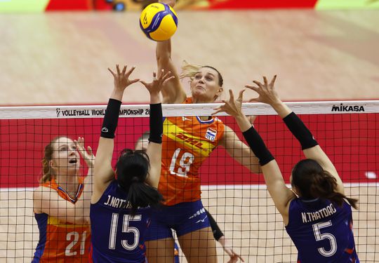 Nederlandse volleybalvrouwen elimineren regerend wereldkampioen bij grote stunt op WK