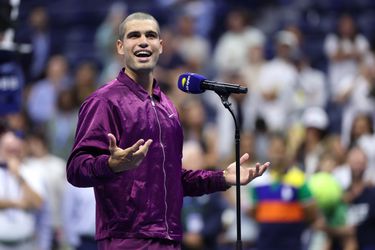 Toptennisser Carlos Alcaraz laat fans gillen en stroomt simpel door naar achtste finales US Open