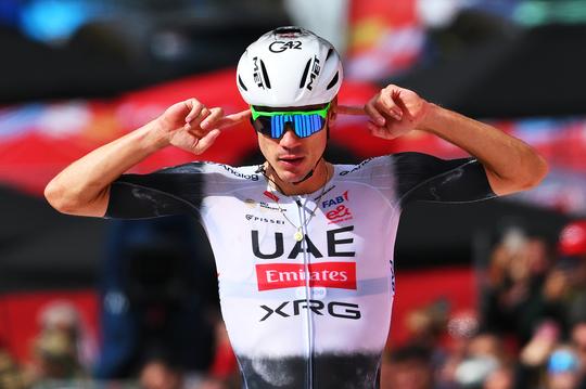 Verguisde renner bezorgt UAE Team Emirates nieuw dagsucces in Vuelta a España