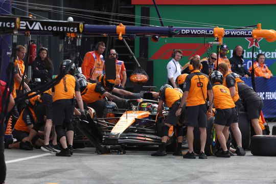 Oscar Piastri komt met schrik vrij: boete voor McLaren na bizar pitstraat-incident met George Russell