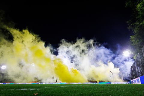 Vitesse-fans verstoren nietszeggende wedstrijd in KKD, duel minutenlang stilgelegd