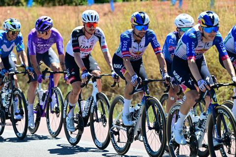 Live Vuelta | Valpartij bij start van sprintetappe, Primoz Roglic lijkt een slachtoffer