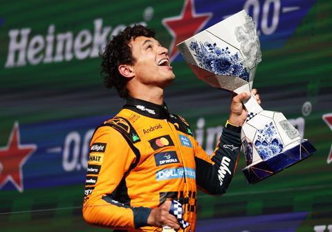 Wereldkampioen Lando Norris krijgt bijzonder cadeau van McLaren na contractverlenging: 'Blijvende herinnering'