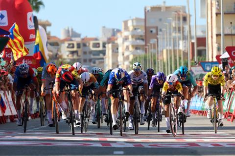 Chaos in de finale zorgt voor verrassende winnaar in onthoofde Vuelta-etappe na opgave Tadej Pogacar