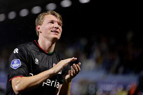 Emotionele Perr Schuurs zorgt voor kippenvel bij rentree op voetbalveld na zware jaren: 'Het voelt alsof ik droom'