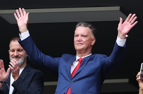 Voetbalicoon Louis van Gaal (75) grapt tijdens drukbezochte signeersessie: 'Ik hou meer van vrouwen dan van mannen'