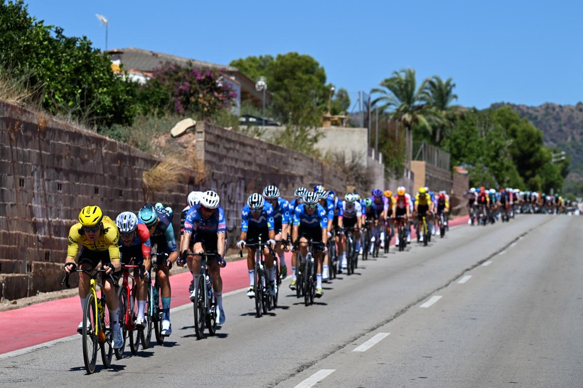 Live Vuelta | Tadej Pogacar komt zwaar ten val en stapt af, massasprint in aantocht