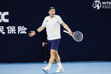 Carlos Alcaraz laat niets heel van Tallon Griekspoor in razendsnelle partij op ATP-toernooi in Peking