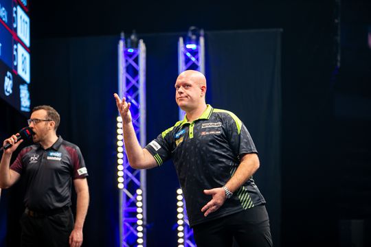 Positie van topdarter Michael van Gerwen in gevaar: 'Dat gaat niet lang meer duren'
