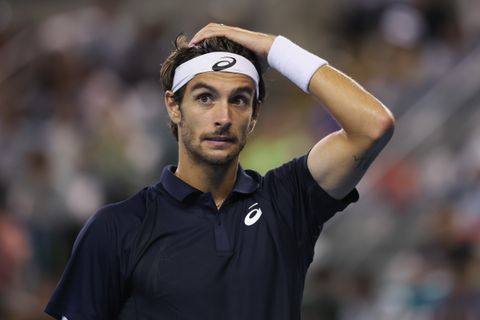 Veelbesproken toptennisser opnieuw in opspraak: publiek op tribunes laat zich massaal horen