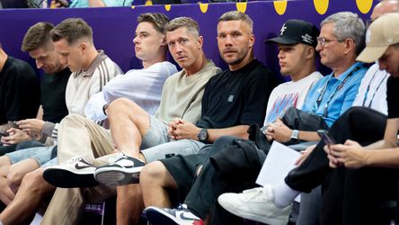 Topvoetballer duikt met ontbloot lichaam op bij harde kern van zijn club: 'Ongelofelijke passie'