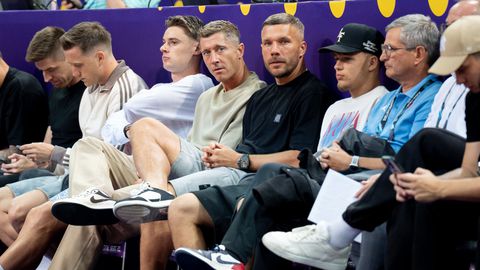 Topvoetballer duikt met ontbloot lichaam op bij harde kern van zijn club: 'Ongelofelijke passie'