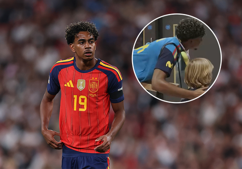 Topvoetballer Lamine Yamal (19) zorgt voor vertederend beeld met zoontje (4) van tegenstander na Nations League-duel