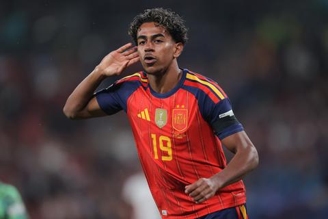 Lamine Yamal tovert in Nations League, terwijl Engeland wint na terechte rode kaart