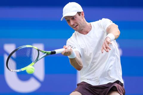 Nederlandse toptennisser Botic van de Zandschulp maakt status waar in Peking