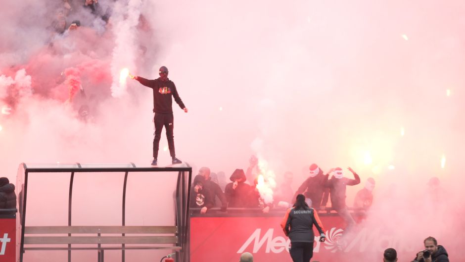 Feyenoord-fans zorgen met vuurwerk voor gekte in aanloop naar De Klassieker tegen Ajax