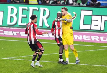 Keeper Mark Flekken pakt hoofdrol in Engels bekerduel en geeft Ronald Koeman stof tot nadenken