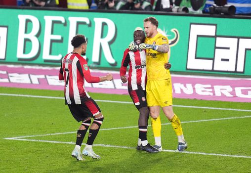 Keeper Mark Flekken pakt hoofdrol in Engels bekerduel en geeft Ronald Koeman stof tot nadenken