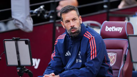 Ophef in Britse media: 'Ruud van Nistelrooij verwijdert opvallende foto na promotie bij Manchester United'