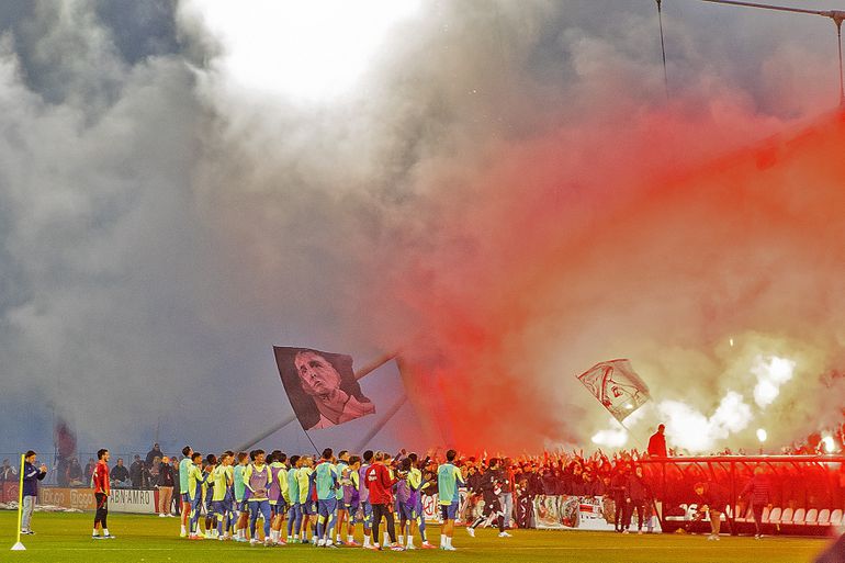 Ajax-fans pakken uit tijdens 'vreemde' laatste training: 'De boost van onze supporters is belangrijk'