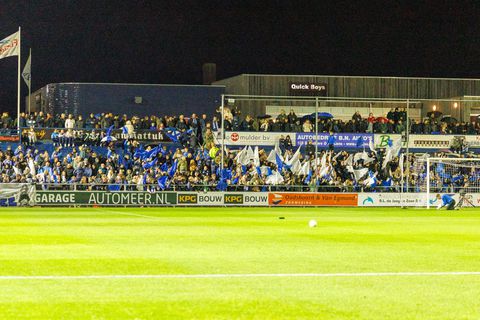 Aftrap bij Quick Boys - FC Volendam uitgesteld in KNVB Beker na veel vuurwerk van thuisfans