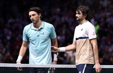 Toptennisser weigert overwinning te vieren op Paris Masters: 'Ik heb alleen maar respect voor hem'