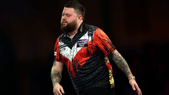 Oud-wereldkampioen darts doet boekje open over zware periode: 'Het voelt alsof niemand mijn naam nog kent'