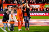 Sherida Spitse met hartsvriendin Samantha Steenwijk en kinderen bij haar afscheid bij de Oranje Leeuwinnen. ©Pro Shots.