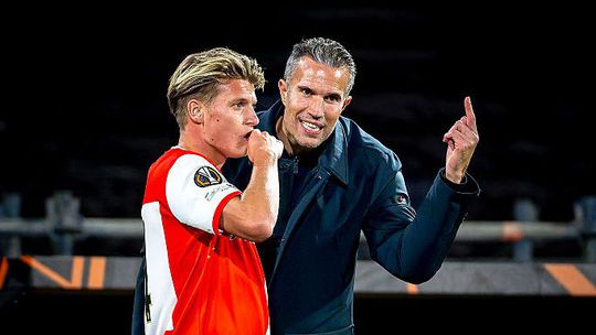 Duidelijk signaal Robin van Persie richting Feyenoord-aanvoerder Sem Steijn: 'Knap als je dat doet'