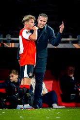 Feyenoord-trainer Robin van Persie met zijn aanvoerder Sem Steijn. ©Getty Images