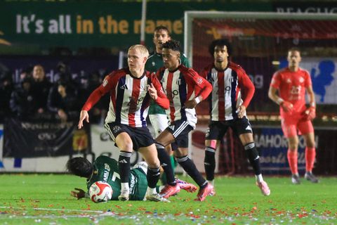 Amateurs van Excelsior Maassluis zorgen voor absolute stunt in KNVB Beker: publiek uitzinning na late goal