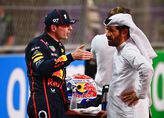 Max Verstappen in gesprek met FIA-baas Mohammed Ben Sulayem. © Getty Images