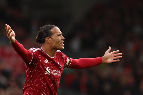 Topvoetballer Virgil van Dijk omver gebeukt door 'vergeten' landgenoot: 'Bizar moment'