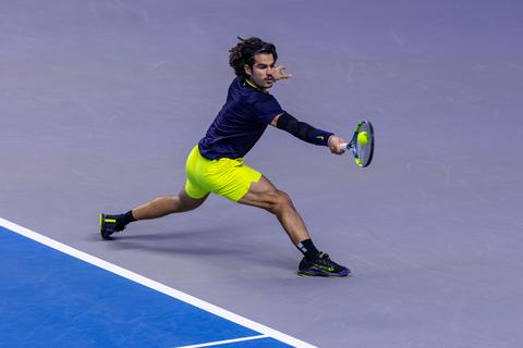 Toptennisser Carlos Alcaraz ontsnapt aan verrassing na zenuwslopende ontknoping in Wenen