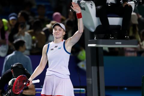 Toptennisster Elena Rybakina knokt zich langs landgenote en verzekert zich van status: 'Dat heeft zeker geholpen'