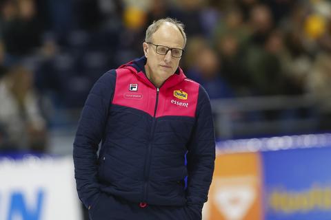 Schaatscoach Jac Orie spreekt zich uit over gewijzigde ploegenachtervolging: 'Geen eerlijke vergelijking'