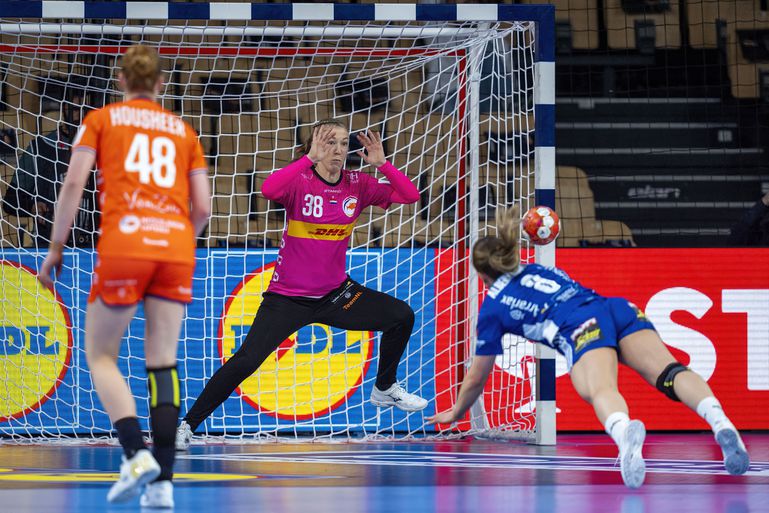 Bizarre blunder bij Oranje op EK handbal: scheidsrechters tellen niet bestaand tegendoelpunt