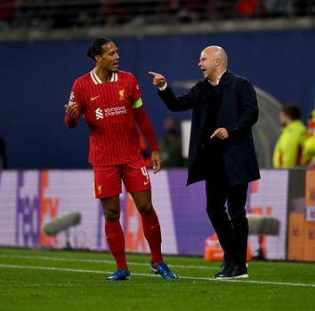 Virgil van Dijk onthult het geheim van Arne Slot bij Liverpool: 'Dat doet hij om ons scherp te houden'