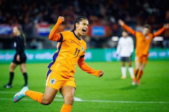 'Die ga ik nog héél vaak terugkijken': Oranje Leeuwin Esmee Brugts laat Het Kasteel ontploffen met schitterende goal