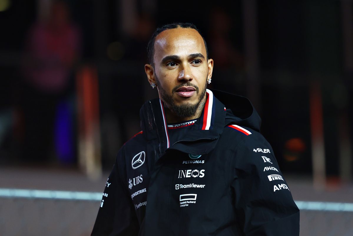 Mercedes zit Lewis Hamilton expres dwars: 'Daar hebben ze allerlei plannen voor gemaakt'