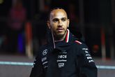 Lewis Hamilton krijgt van Mercedes geen toestemming om alvast in een Ferrari te stappen. © Getty Images